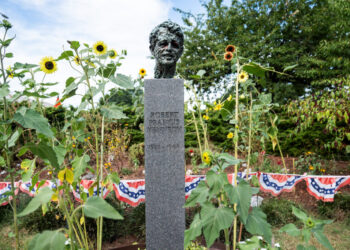 Bronze bust of Robert F. Kennedy is reported stolen from D.C. stadium site