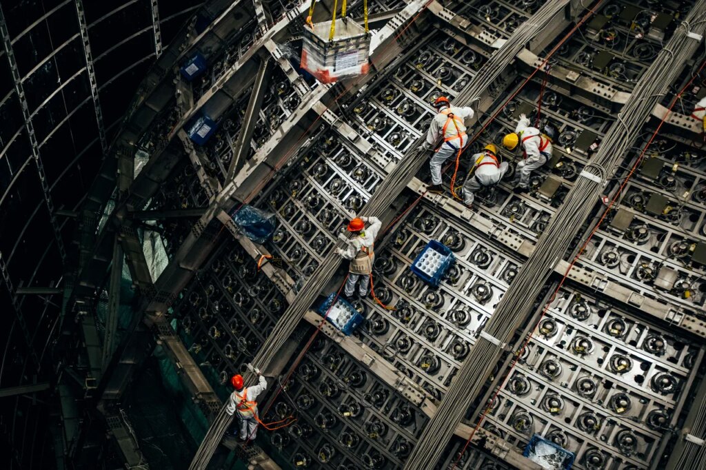 A Scientist Working on the ‘IceCube’ Neutrino Detector Explains the Nobel Prize–Winning Technology