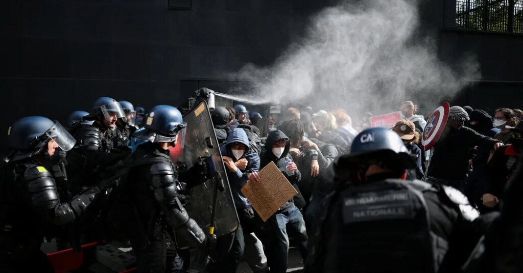 French Students Take to the Streets as Government Seeks Way Out of Crisis