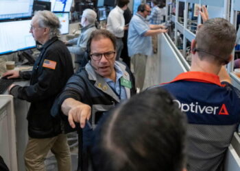 Rising oil prices, falling technology stocks and reversing bond yields keep Wall Street unsettled