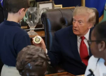 Trump rigs kids’ piggy banks so billionaires can dump falling stock on them: analyst