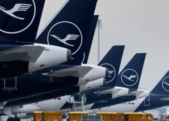 Authorities said Houthi-claimed attacks on Riyadh airport killed three Saudi citizens, as airlines suspend at least 124 flights