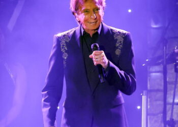 Barry Manilow returns to the stage after six-week hiatus following health break