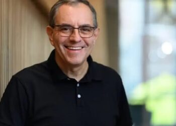 The economist behind the ‘China shock’ says AI is a paradoxical  ‘skill-disequalizer’ for Gen Z workers