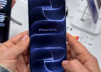 A $100 price hike may be all it takes to scare off iPhone buyers in this economy, as Apple reportedly slashes orders