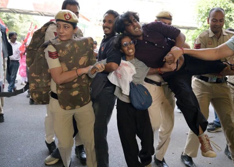 From a Sikh Sanctuary to Chaotic Streets, Protesters Brave Police in Delhi