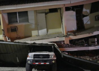 Unnerved Panamanians sleep in streets as aftershocks rattle quake-hit towns