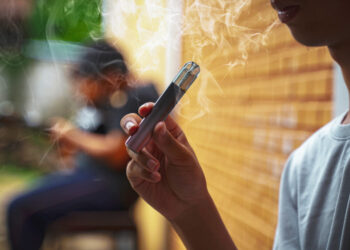 Why some experts are recommending vapes to quit smoking
