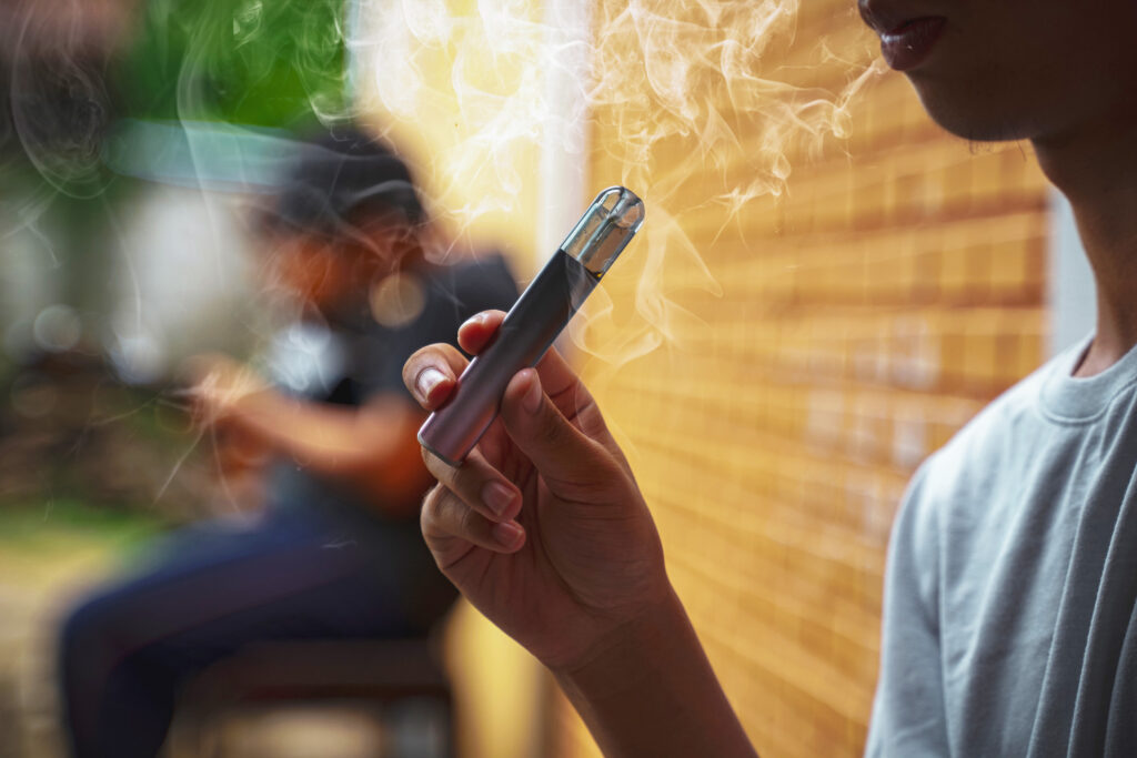 Why some experts are recommending vapes to quit smoking