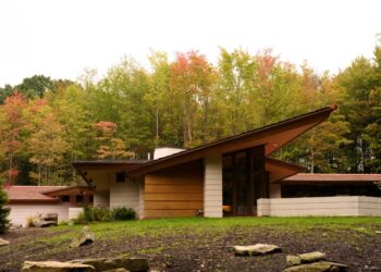 You can stay overnight in a Frank Lloyd Wright house. But first, a few rules.
