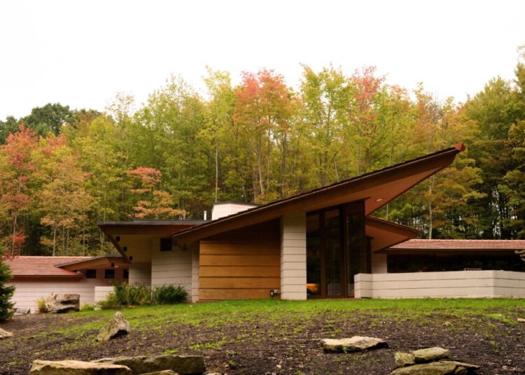You can stay overnight in a Frank Lloyd Wright house. But first, a few rules.
