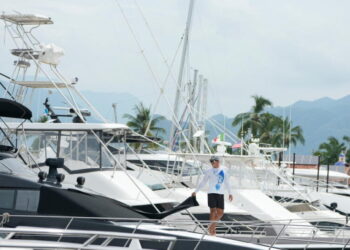 Hurricane Simon pounds resorts and vulnerable towns along Mexico’s Pacific coast