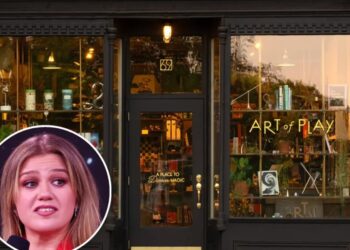 Brooklyn store outed by Kelly Clarkson for alleged poor treatment responds, claims singer wanted item that wasn’t for sale