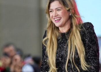 Why Kelly Clarkson is feuding with a high-end New York novelty shop