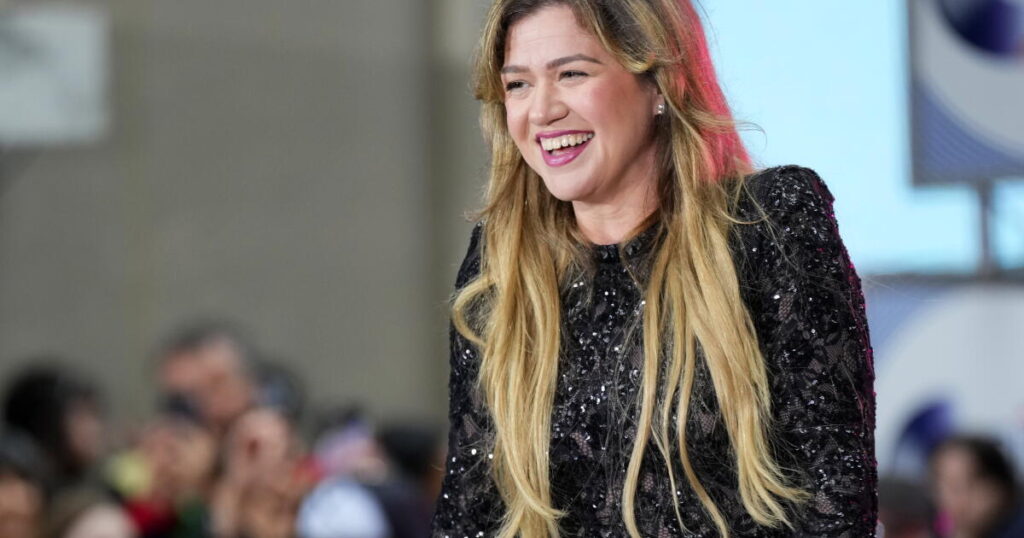 Why Kelly Clarkson is feuding with a high-end New York novelty shop