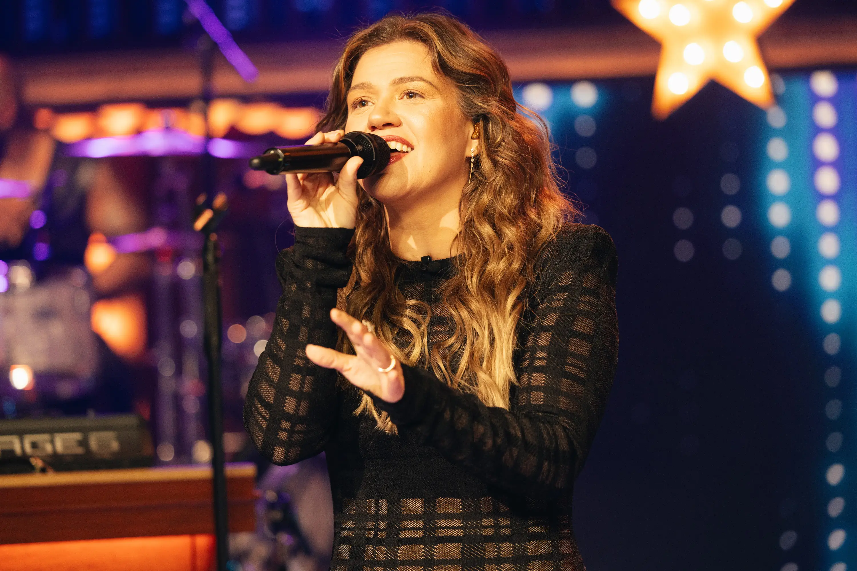 Kelly Clarkson hosts 