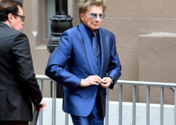 Barry Manilow walks off stage after two songs, cancels weekend shows because of health issues