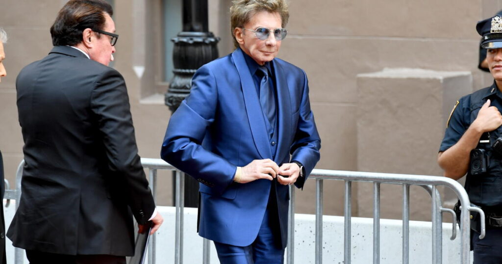 Barry Manilow walks off stage after two songs, cancels weekend shows because of health issues