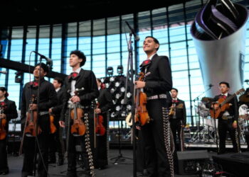 With violins, trumpets and the guitarrón, Las Vegas trains mariachi educators