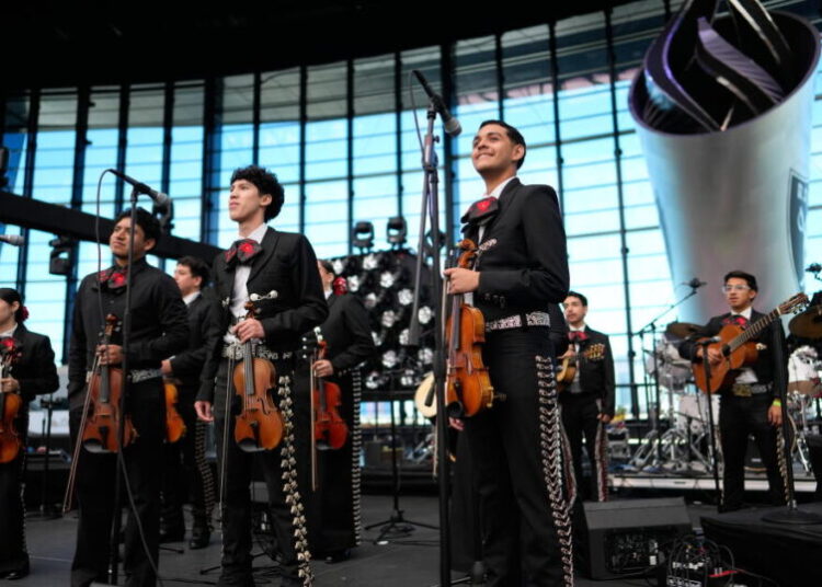 With violins, trumpets and the guitarrón, Las Vegas trains mariachi educators
