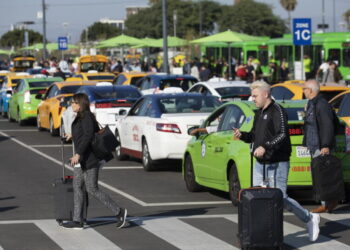 Vietnamese electric ride hailing service launches in L.A. with its own cars and drivers
