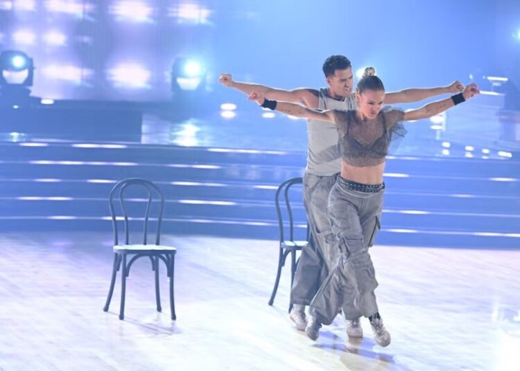 ‘DWTS’ Week 5: Julia Stiles Throws It Back to ‘Save the Last Dance’ With JLo Hip-Hop Jazz Routine