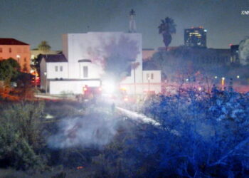 Brush fire breaks out in Brentwood as Santa Ana winds approach