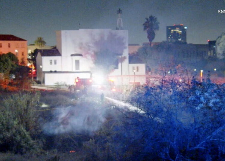 Brush fire breaks out in Brentwood as Santa Ana winds approach