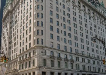 Plaza Hotel to Shut for Four-Year Cleanup of Its Celebrated Facade