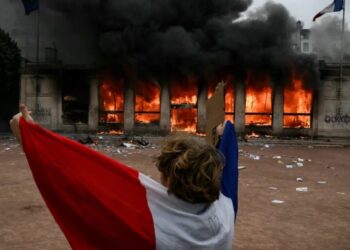 ‘France, truly, is on the brink’ and just days away from a make-or-break moment in its debt crisis, analyst warns, as protests turn into riots