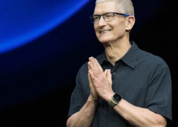 Tim Cook says late Apple cofounder Steve Jobs gave him this unforgettable advice before handing over the reins as CEO: ‘Never ask what I would do’