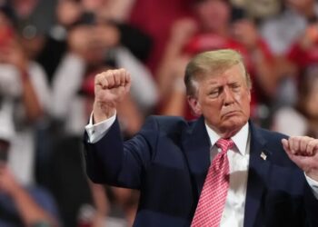 Tipsters for suspected government fraud can get up to $30,000 under a $25 million whistleblower program Trump and Vance are set to announce