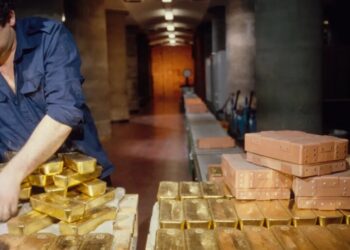 Central banks around the world are quietly stockpiling four times more gold than usual and are moving it out of the U.S.