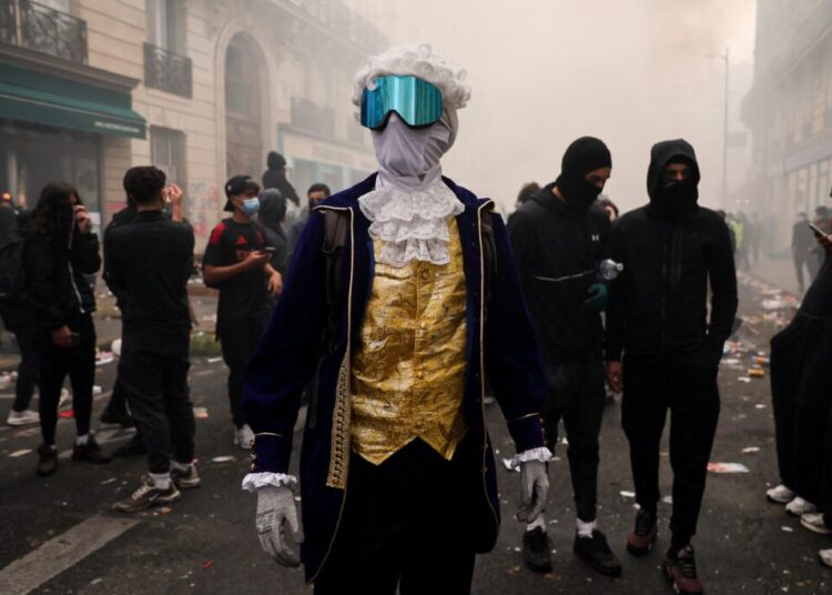 Photos of the Week: Foam Fight, Santa Dance, Orangutan Escape