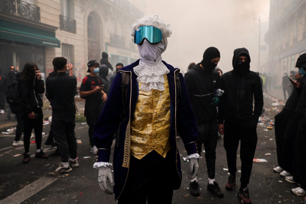 Photos of the Week: Foam Fight, Santa Dance, Orangutan Escape
