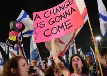 Tens of thousands of Israelis living abroad are expected to fly home to vote in a close election after many anti-Netanyahu liberals left the country