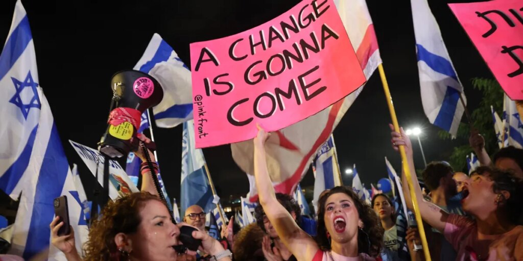 Tens of thousands of Israelis living abroad are expected to fly home to vote in a close election after many anti-Netanyahu liberals left the country