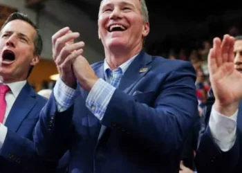 MAGA senator caves as Trump repeatedly ogles at his body: ‘Don’t want to let him down’