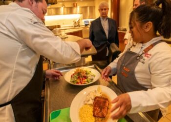 Obama mocked Trump’s gold White House as a Cheesecake Factory. The chain just posted a record quarter