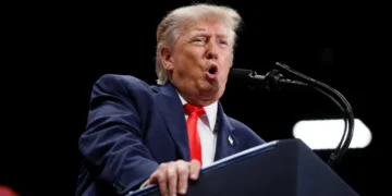 Trump admits he’s running on empty as he laments his voice is fading: analyst