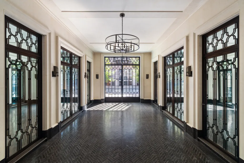 If it sells at that figure, it would top the Manhattan townhouse record of $77.1 million, set in June 2019 by 14 East 67th Street, according to appraiser Jonathan Miller of Miller Samuel.