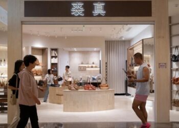 China’s Export Boom Fuels Growth Despite Slump at Home