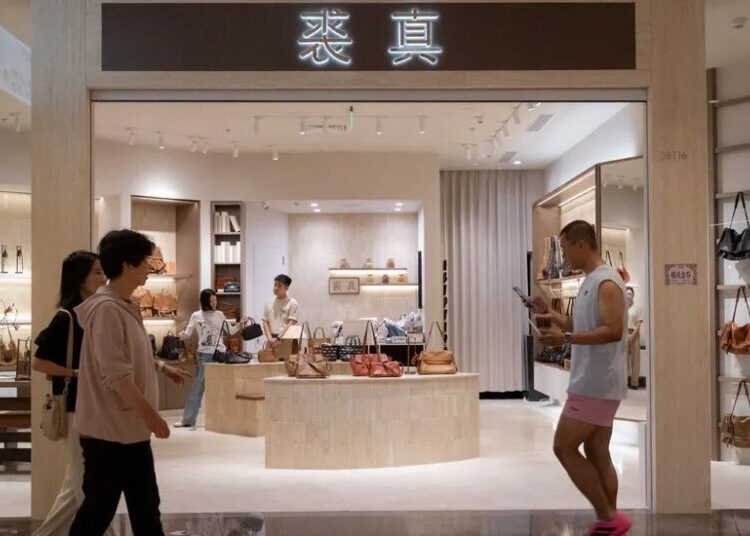 China’s Export Boom Fuels Growth Despite Slump at Home