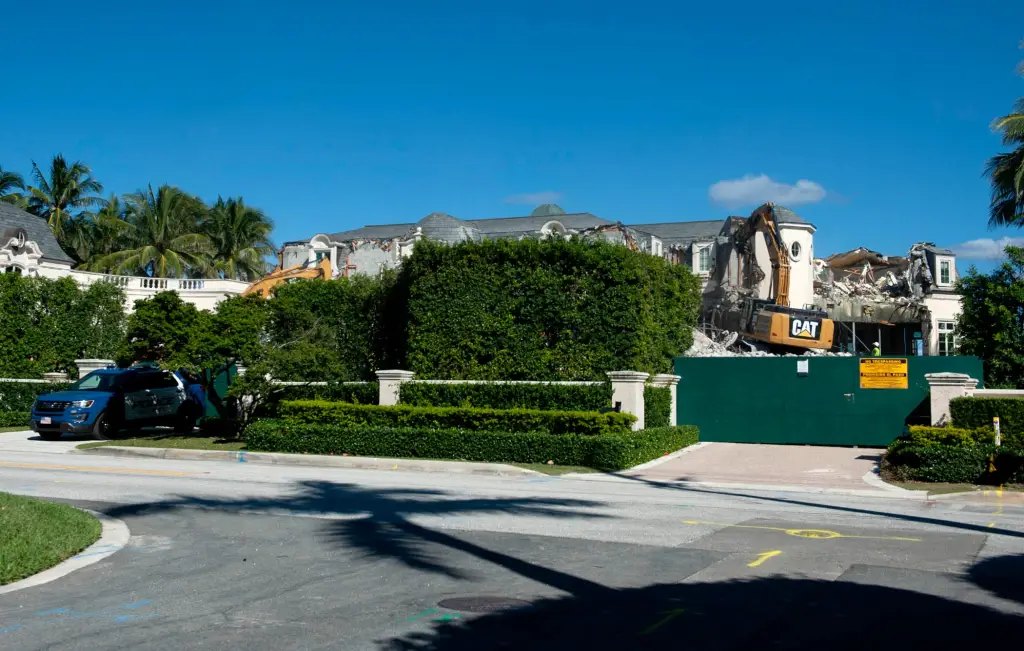 Demolition crews tear down a mansion at 1071 N. Ocean Blvd. in Palm Beach in October 2022.