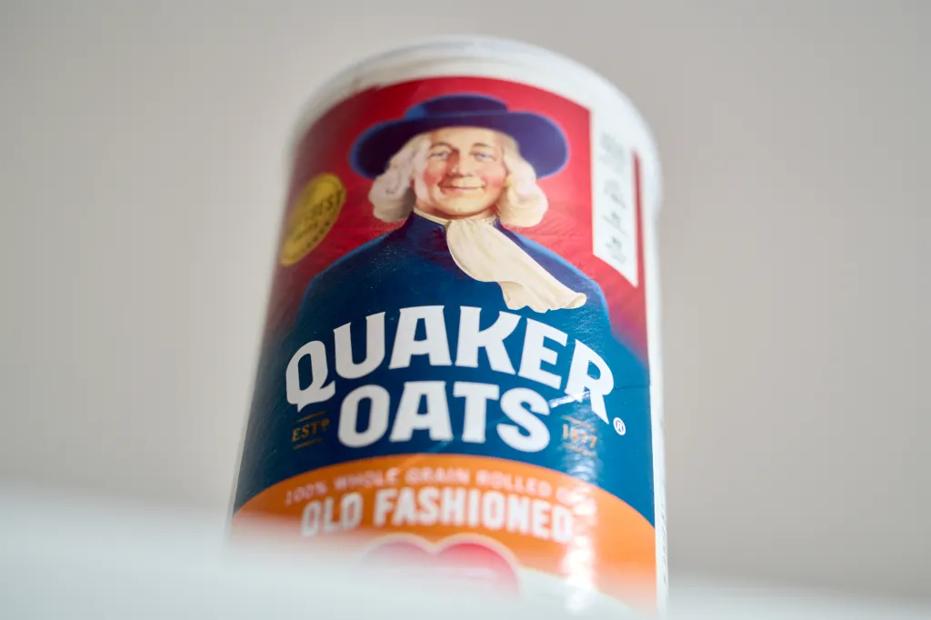 A container of Quaker Oats Old Fashioned oats.