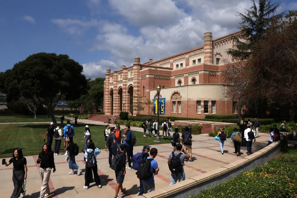 UCLA Anderson Full-Time MBA Advantage students gather on the UCLA campus in Westwood.