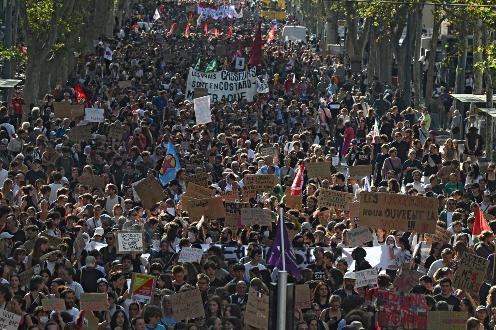High-school students protest in Marseille over learning conditions, demanding the abolition of Parcoursup and addressing overcrowded classes and a lack of teachers.