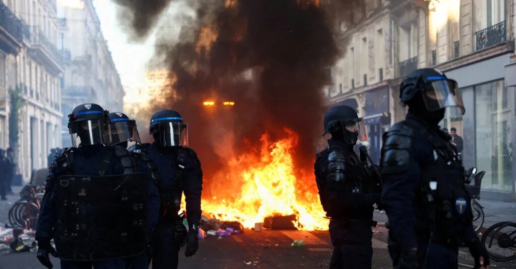 A ‘Doom Loop’ Threatens France as Populism Confronts Markets