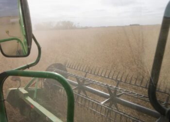 Reliably Red Iowa in Play as Economic Woes Mount