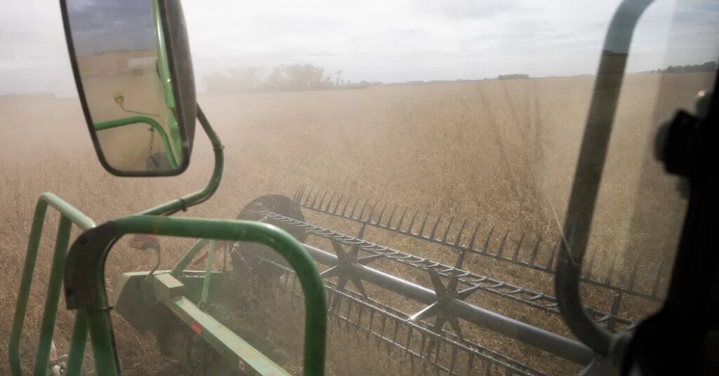 Reliably Red Iowa in Play as Economic Woes Mount